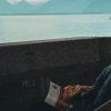 Roc Eclerc prévoyance obsèques homme âgé sur un banc face à la mer