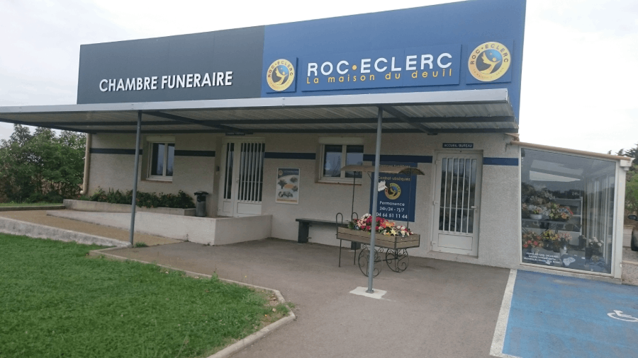 Fleurs artificielles agence de pompes funèbres Roc Eclerc à Vauvert