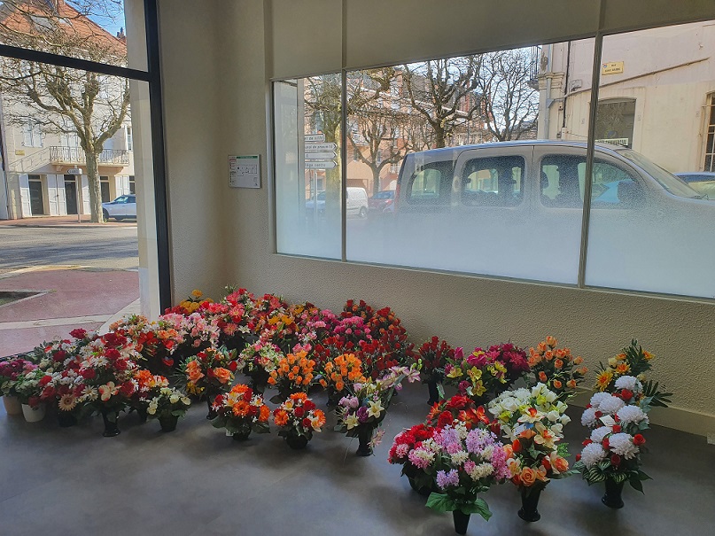 Fleurs artificielles agence de pompes funèbres Roc Eclerc à Le Creusot