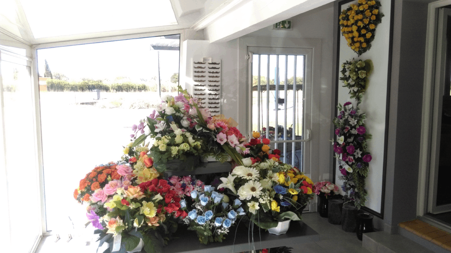 Fleurs artificielles agence de pompes funèbres ROC ECLERC à Vauvert