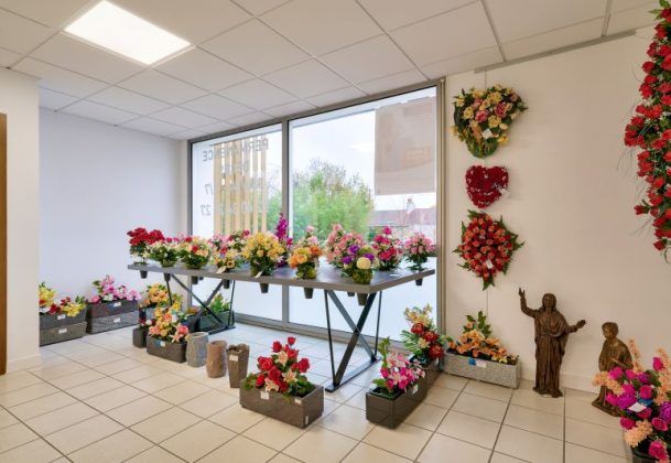 Fleurs artificielles agence de pompes funèbres Roc Eclerc à Vertou