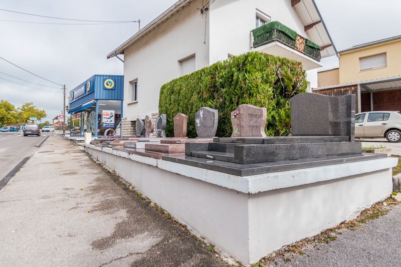 Monuments funéraires agence de pompes funèbres Roc Eclerc à Lons-le-Saunier