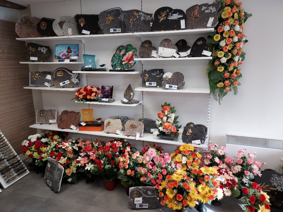 Plaques funéraires et fleurs artificielles de l'agence de pompes funèbres ROC ECLERC à Chagny