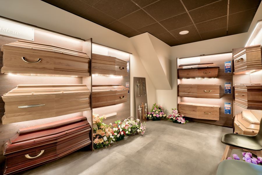 Salle d'exposition des cercueils agence de pompes funèbres Roc Eclerc à Arcachon