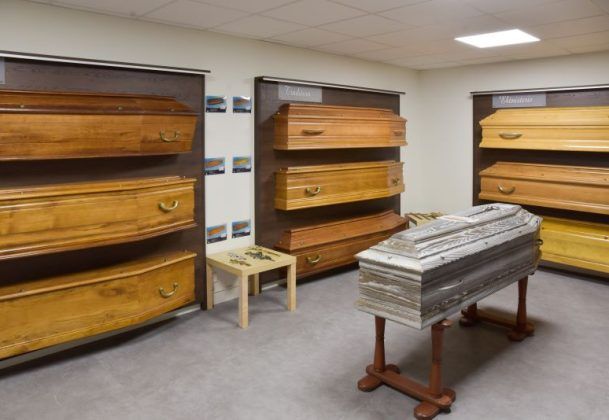 Salle d'exposition cercueil agence de pompes funèbres Roc Eclerc à Figeac